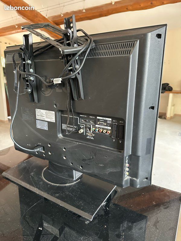 Téléviseur LG, 66 cm avec support mural (image 2)