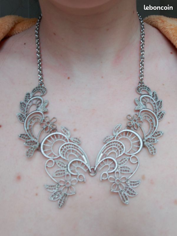 Collier argenté effet dentelle (image 3)