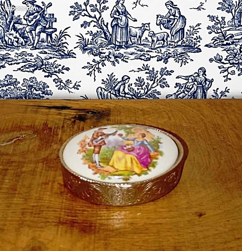 France Vintage - Charmant Petit Pilulier en métal argenté et Porcelaine avec décor Fragonard (image 2)