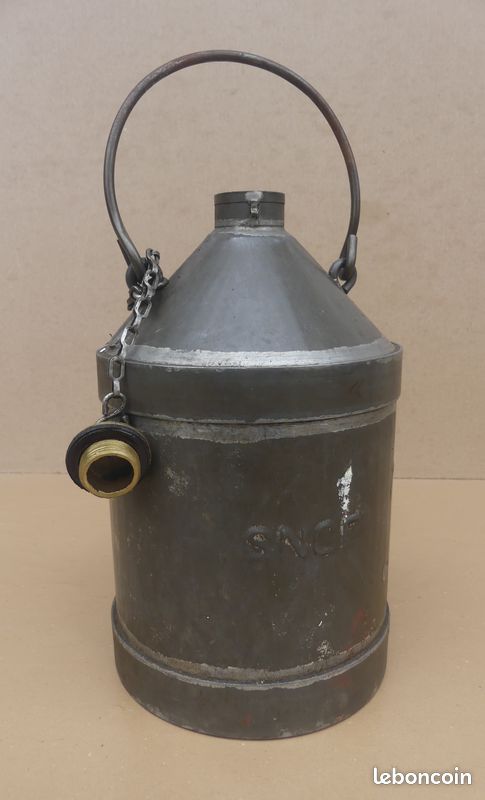 Ancien petit bidon / Récipient / Avec bec verseur / Pour liquide