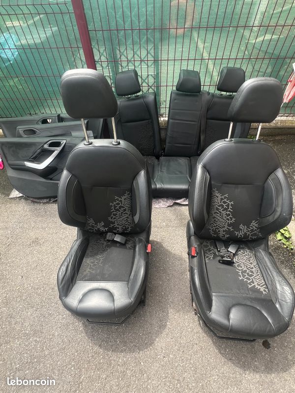 Sièges Peugeot 208 + panneaux de porte + ceintures arrière (image 1)