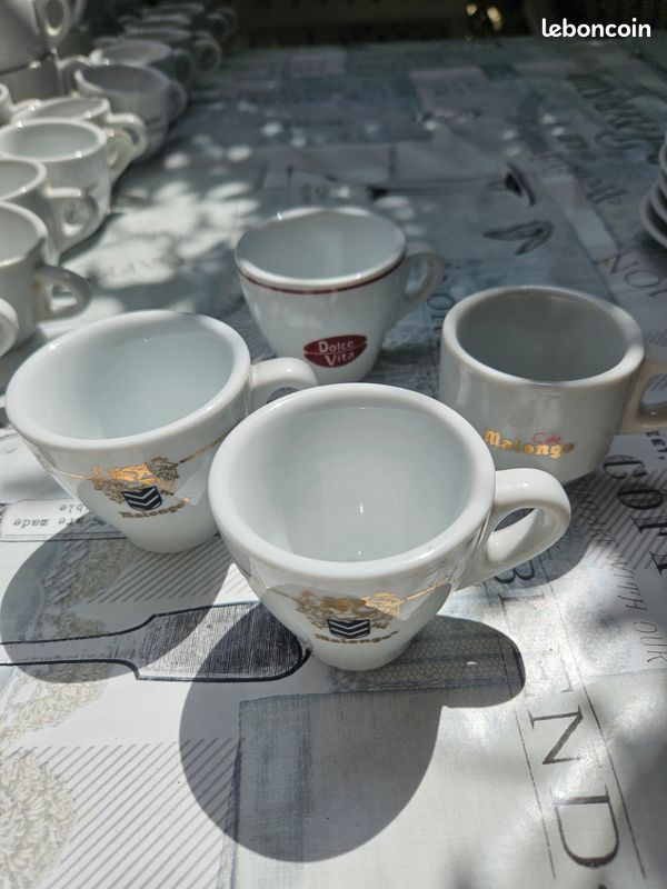 Lot de 20 petites tasses blanches prfessionnelles, 28 soucoupes blanches, 3 soucoupes noires (image 1)