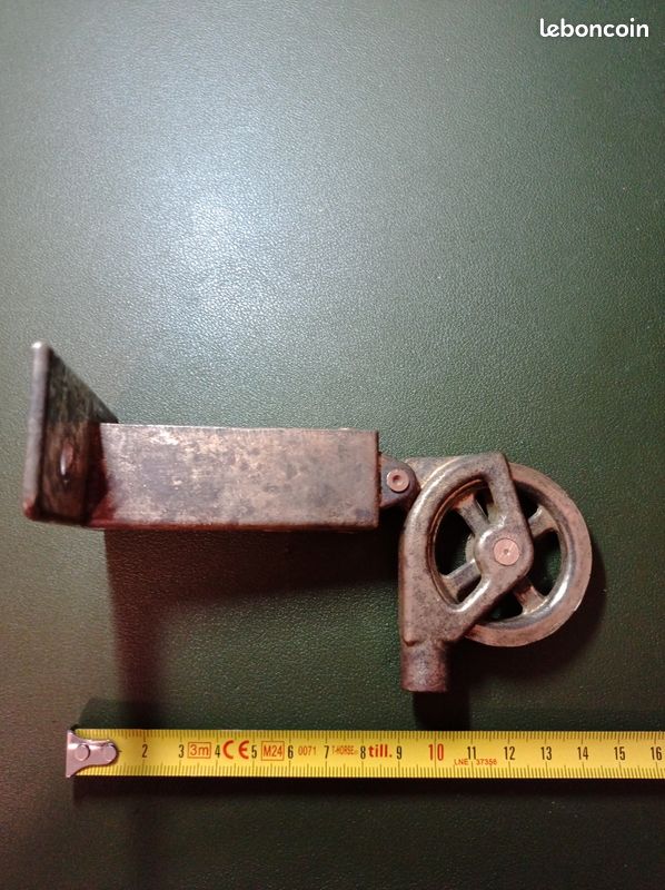 Paire de poulies anciennes de guidage articulées a bec, en bronze (image 1)