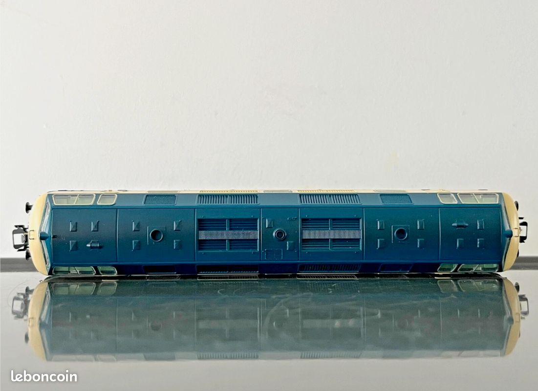 TRIX 2456 H0 Diesellokomotive Br 221 137-3 DB EUR 65,00 - DE