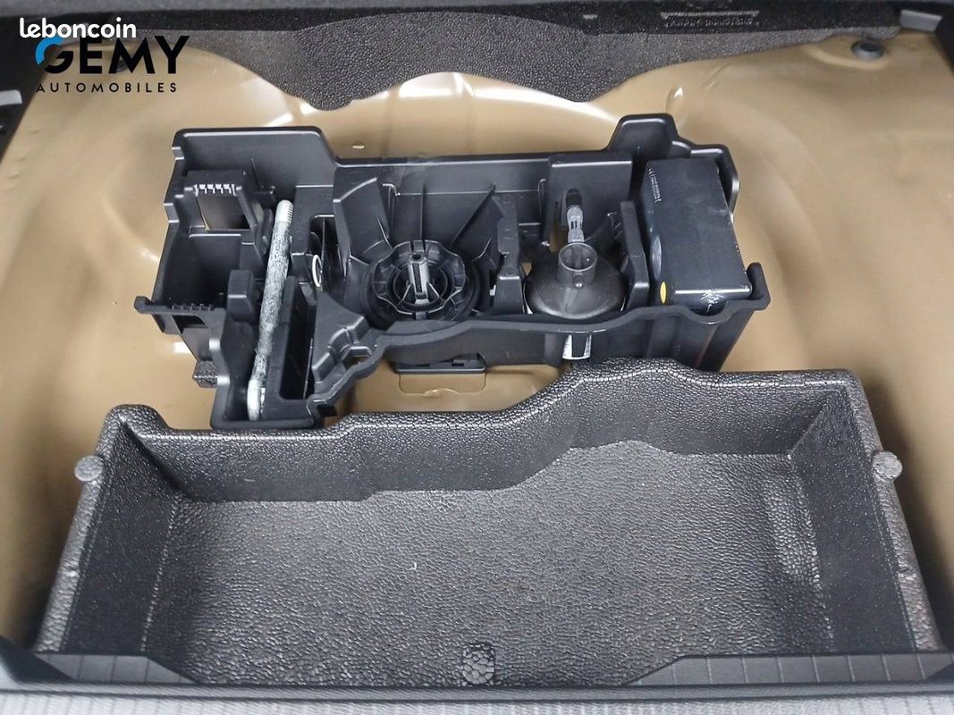 PEUGEOT 2008 Hybrid 145 e-DCS6 Allure (image 22)