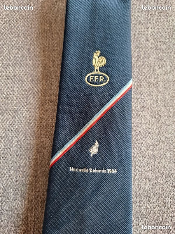 CRAVATE TIE HERMES EN EXCELLENT ETAT 100% SOIE AUTHENTIQUE