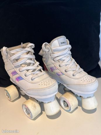 Patins a roulettes vintage noirs (taille 40) Roues translucides lumineuses - Sport & Plein air Patins a roulettes vintage noirs (taille 40) Roues translucides lumineuses - Sport & Plein air