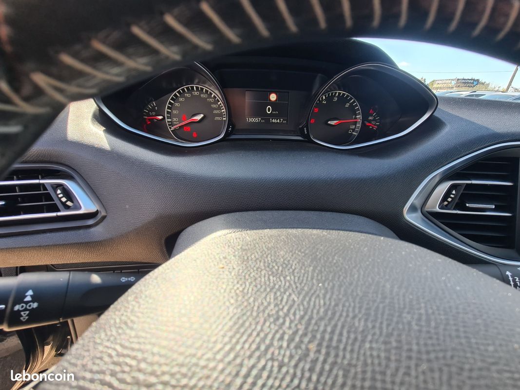 PEUGEOT 308 BlueHDi 100ch SS BVM6 Allure (image 16)