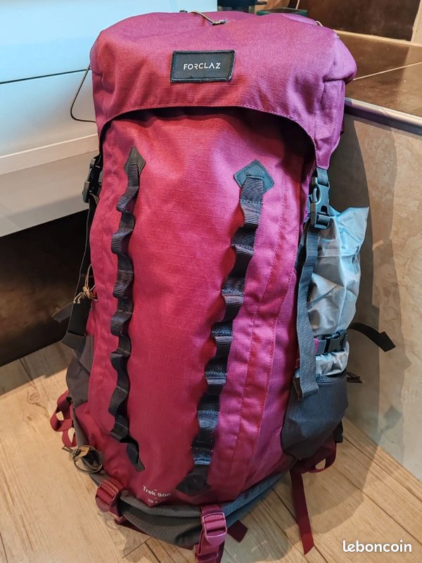 Sac à dos randonnée enfant MH900 40+10L rouge/bleu, ventilé | at Decathlon - 49,99