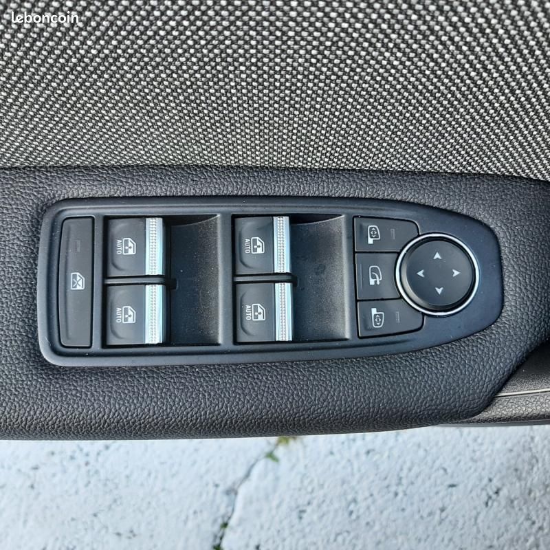 Renault Captur 1.3 TCE 140 MHEV TECHNO (image 18)