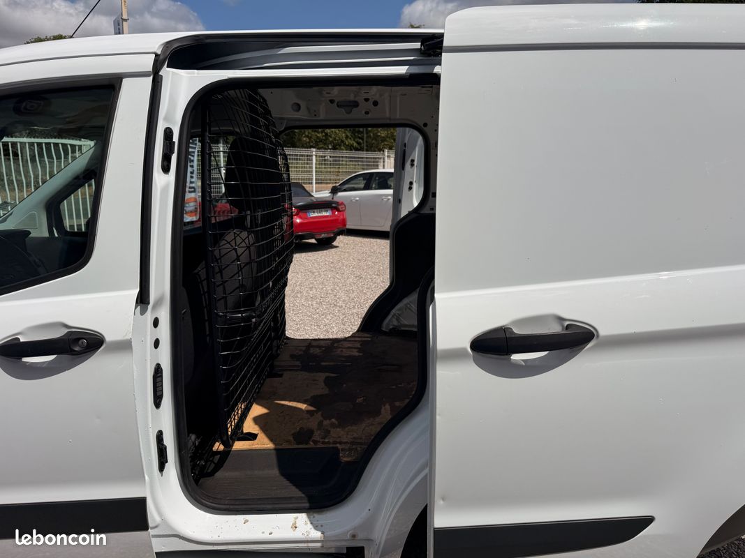 Ford transit courier trend business 70cv double portes laterales Prix TTC : 10 490 Prix H.T : 8 741.66 (image 5)