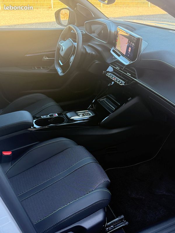 PEUGEOT 2008 GT HYBRID 145CH e-dcs6 (image 4)