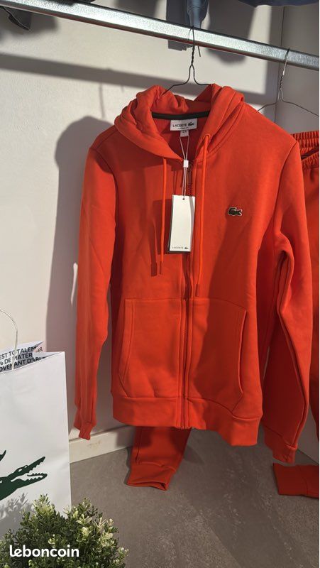 Ensemble orange Lacoste, haut XS et bas S Vêtements