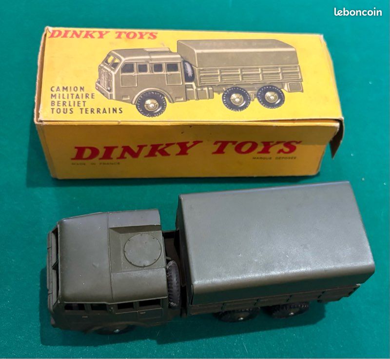 Véhicule militaire miniature DINKY TOYS camion tous terrains Berliet