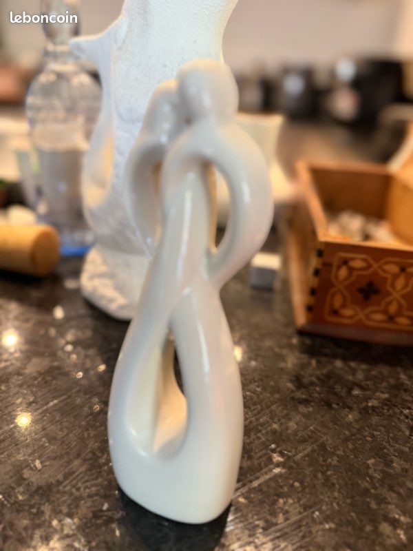 Sculpture Couple enlacé — Céramique blanche, socle noir (image 1)