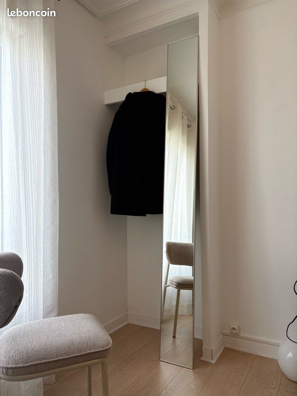 Miroir vertical décoratif (image 1)