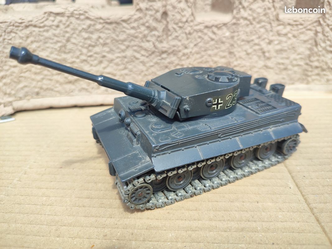 Le char allemand PzKw VI Tigre I miniature de Solido au 1/50e a réparer