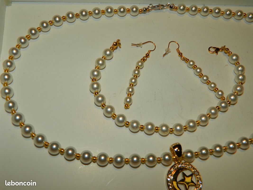 Lot De Bijoux Fantaisie : Colliers, Boucles D'oreilles, Bracelets Perles Et Médaillon - Occasion