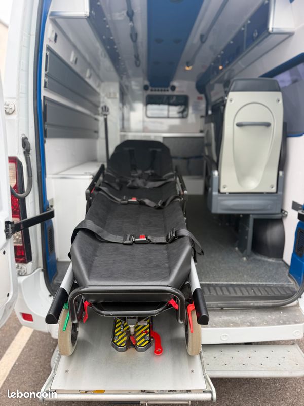 Renault Master L3H2 Ambulance Les Dauphins Type B - EN1789 (image 9)