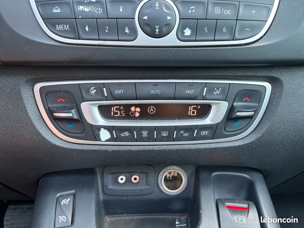 RENAULT SCENIC III dCi 130 FAP Energy eco2 15th - 4 PNEUS NEUFS - MOTEUR À CHAINE - TOIT OUVRANT (image 24)