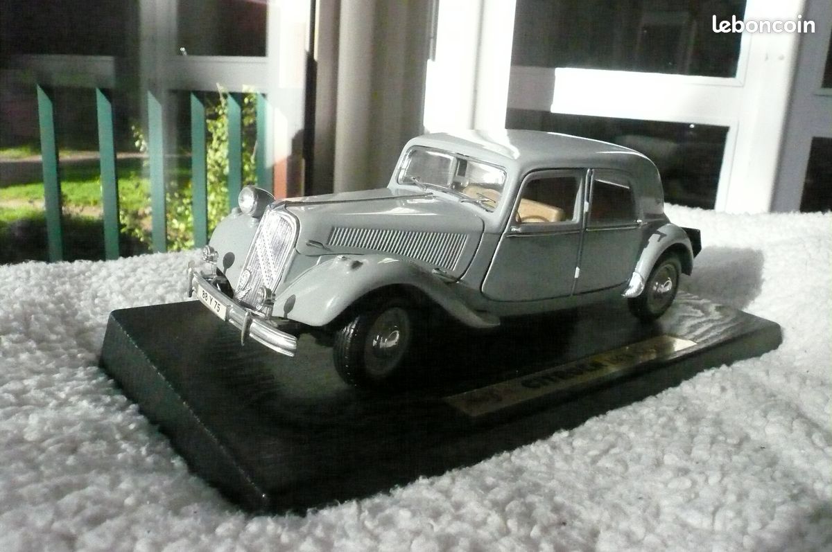 Modèle réduit Maisto 1 :18 Citroen 15 CV 6 cyl ( 1952) (image 1)
