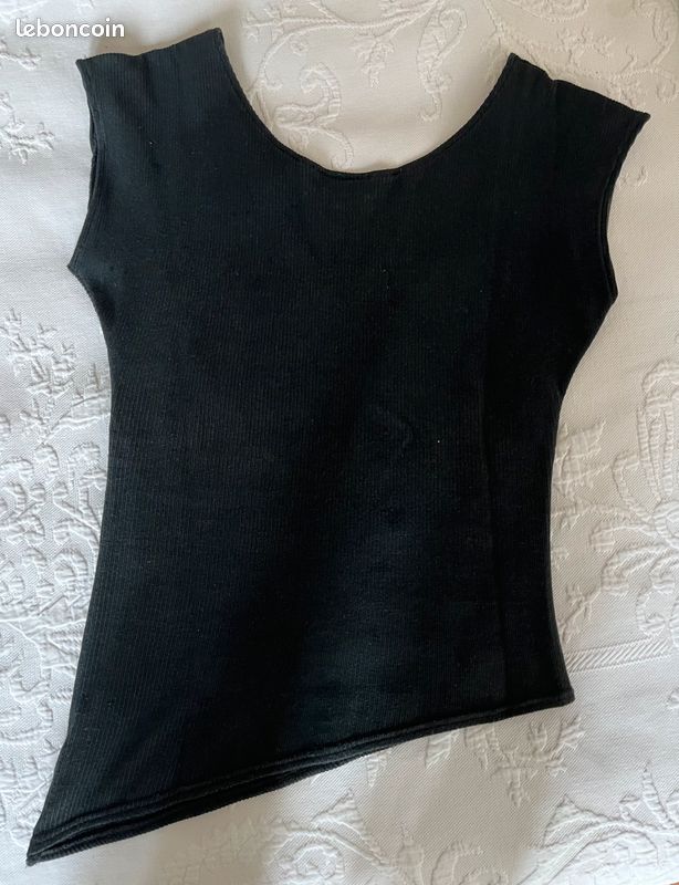 T- shirt noir très féminin TEHEN encolure et bas asymétriques (image 8)