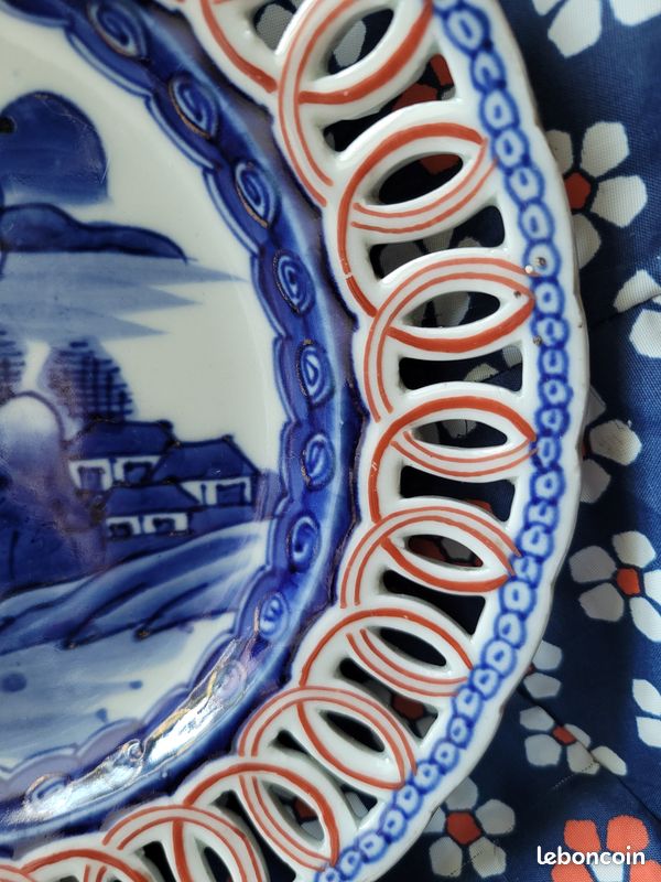 Assiette rouge et bleue / assiette de vaisselle / plat en
