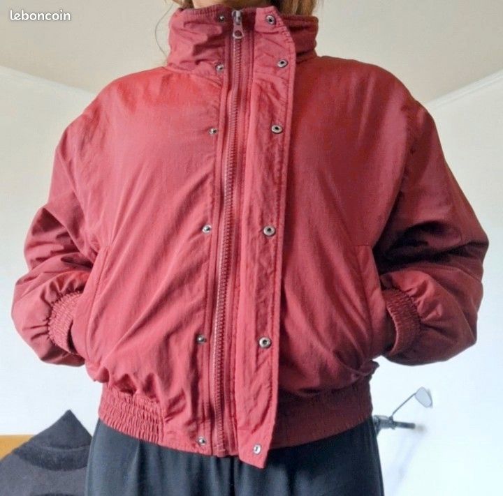 Veste Pompom Girl Vintage WestArk – Satin Rouge, Taille M, Ours Brodé – état Très Bon