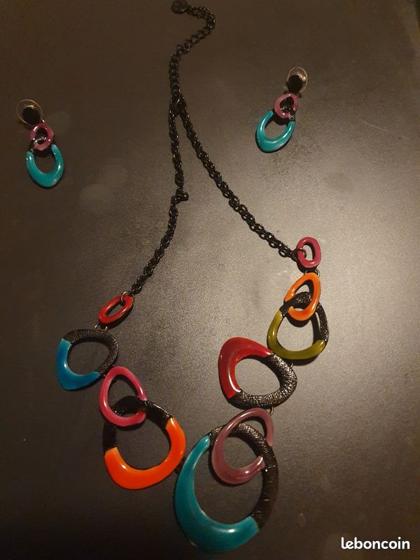 Parure De Bijoux Fantaisie - Collier Et Boucles D'oreilles Dorés - 2 Pièces - Neuf Sans Emballage