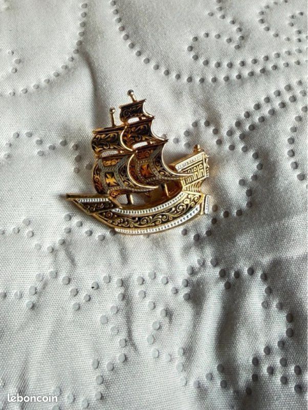 Broche bijou charms thème marine bateau, ancre et bouée en acier doré. - Un grand marché