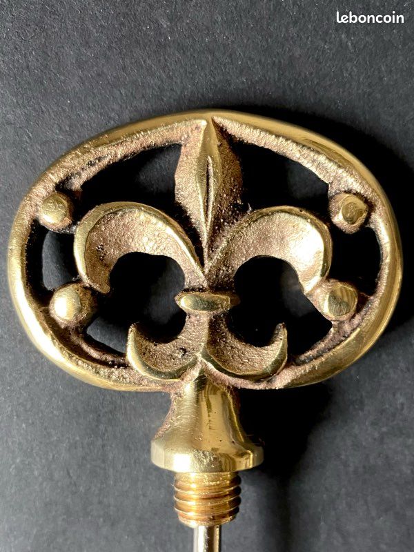 Ancien tire-bouchon en laiton massif à décor de fleur de lys (image 2)
