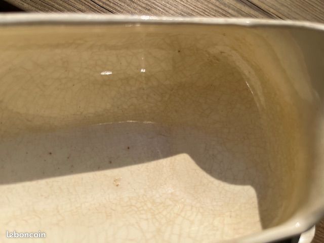 Une superbe saucière ancienne avec poinçon, en terre de fer (image 3)