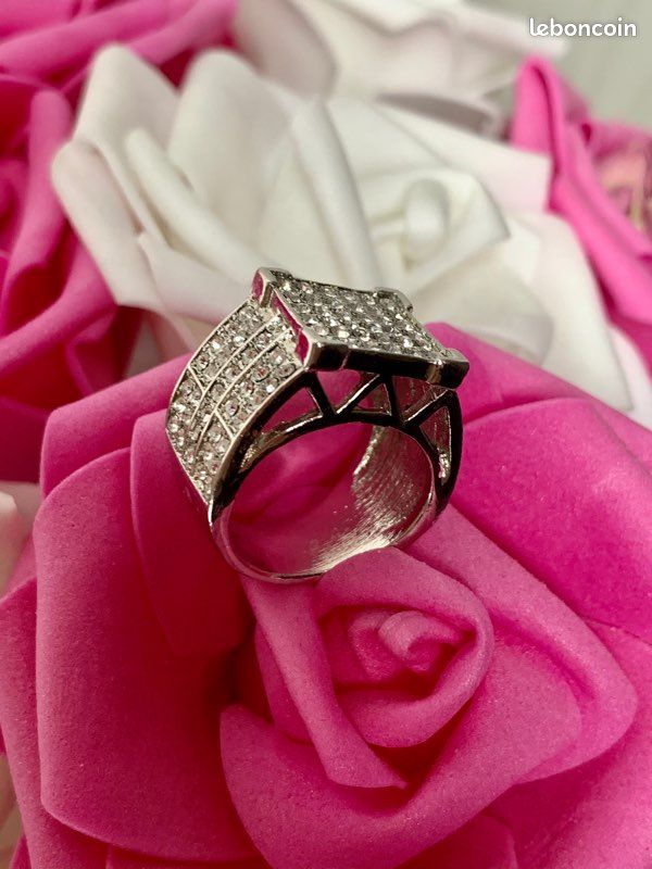 Bague Fantaisie chevalière neuve ornée de strass Diamètre intérieur 1,7 cm (image 9)