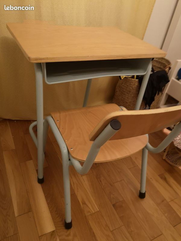 Bureau d'écolier et chaise (La chaise longue) (image 3)
