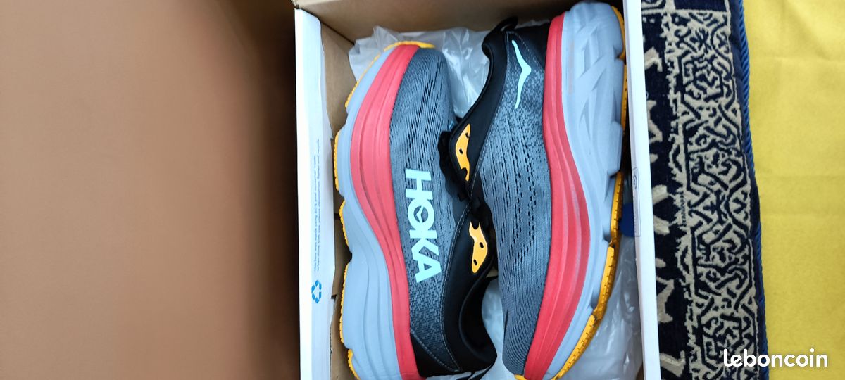 Baskets Hoka One One noires et rouges (image 1)