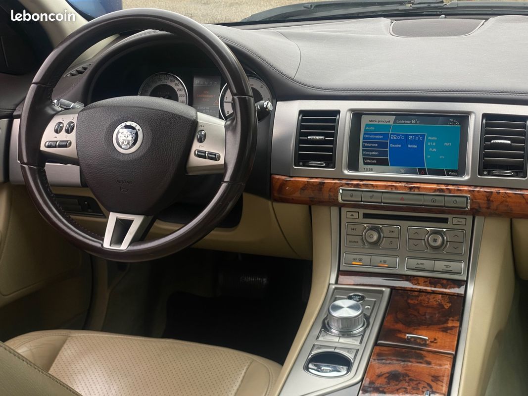 Jaguar XF 3.0 V6 275 Ch Diesel S Portfolio / TOIT OUVRANT / CAMÉRA DE RECUL / RÉGULATEUR DE VITESSE / SIÈGES ÉLÈCTRIQUES / FULL ENTRETIENS (image 7)