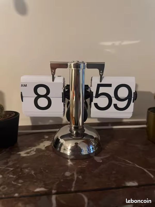 Horloge de table retro acier inoxydable engrenage visible quartz (image 1)