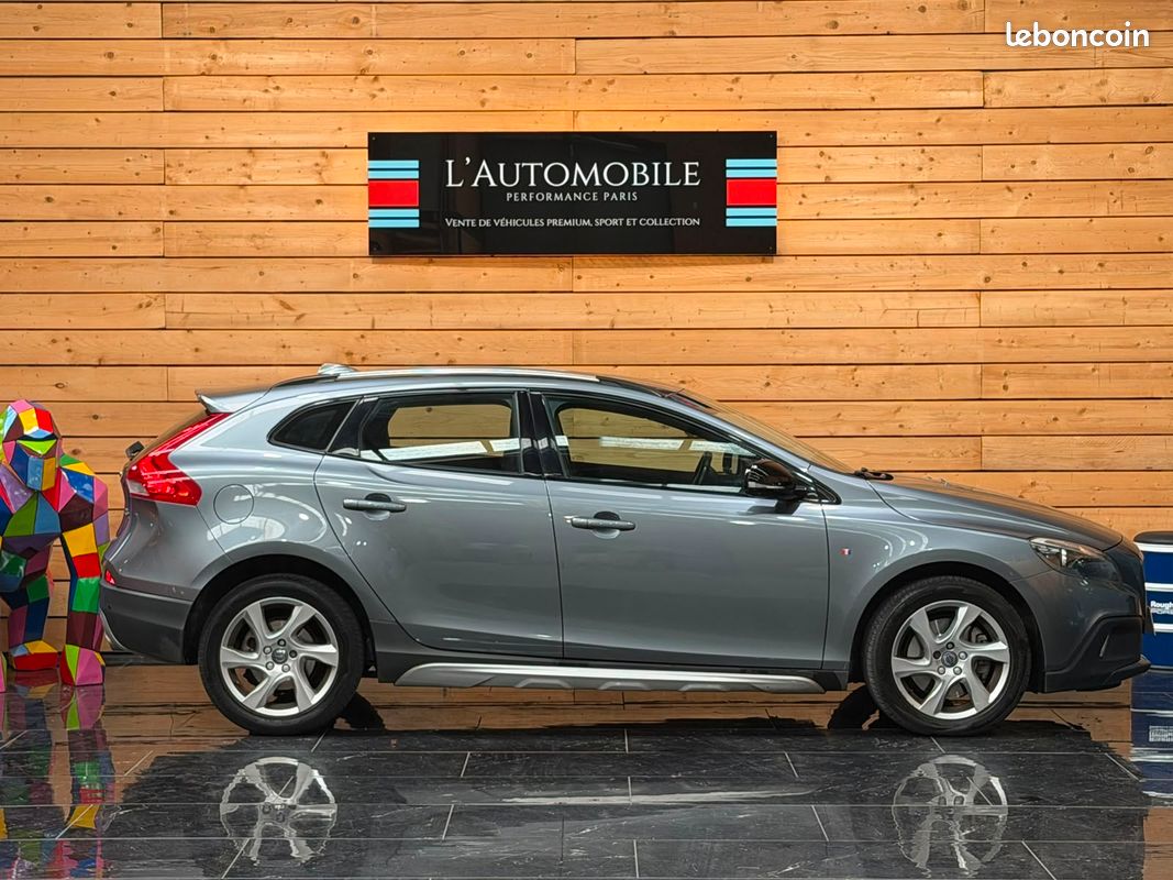 VOLVO V40 D3 CROSS COUNTRY 150ch Summum (image 2)