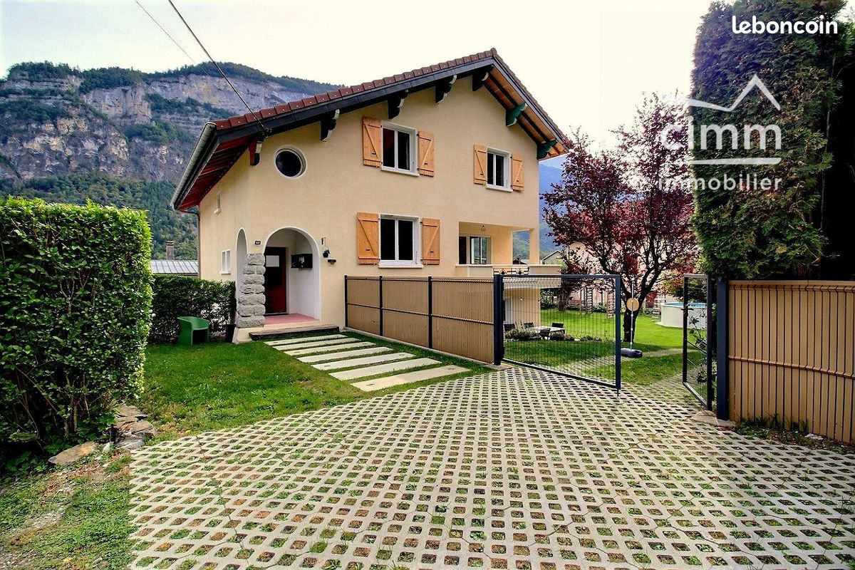 Maison 9 pièces 206 m² · à Magland · 206 m² · 590 000 €