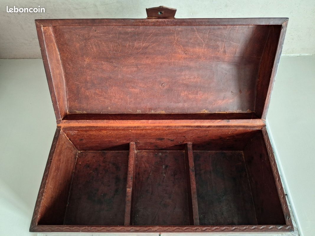 Coffre en cuir et bois (image 6)