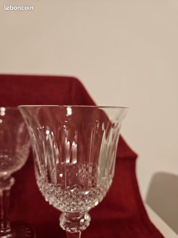 Lot de 4 verres à vin Tommy Saint Louid ébréchés (image 3)