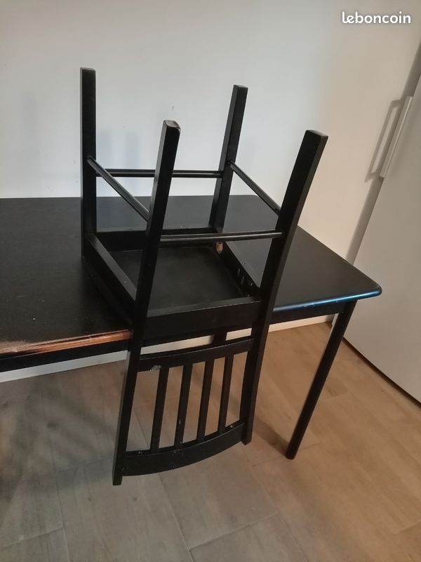 Table noire rectangulaire en bois avec sa chaise (image 4)