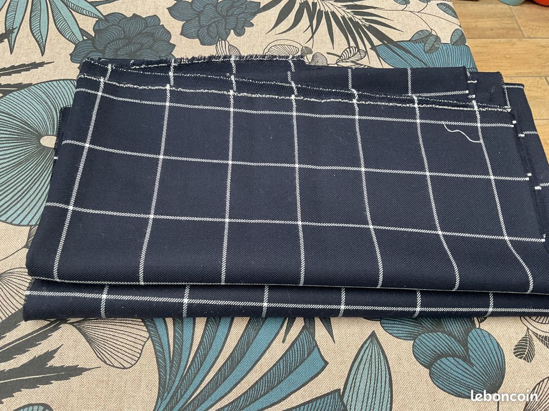 Coupons tissu bleu marine et blanc (image 1)