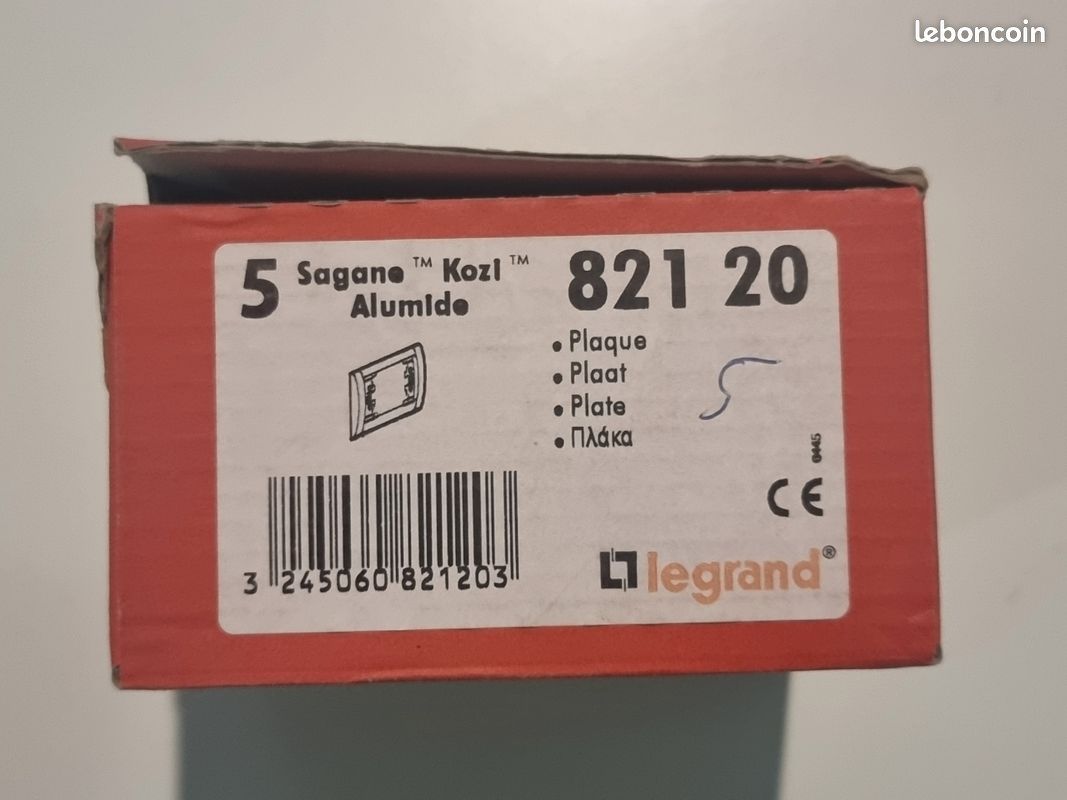 Vends 5 plaques LEGRAND SAGANE Kozi Alumide 82120 Enjoliveur Plaque interrupteur prise 821 20
Neuf jamais servis (image 2)