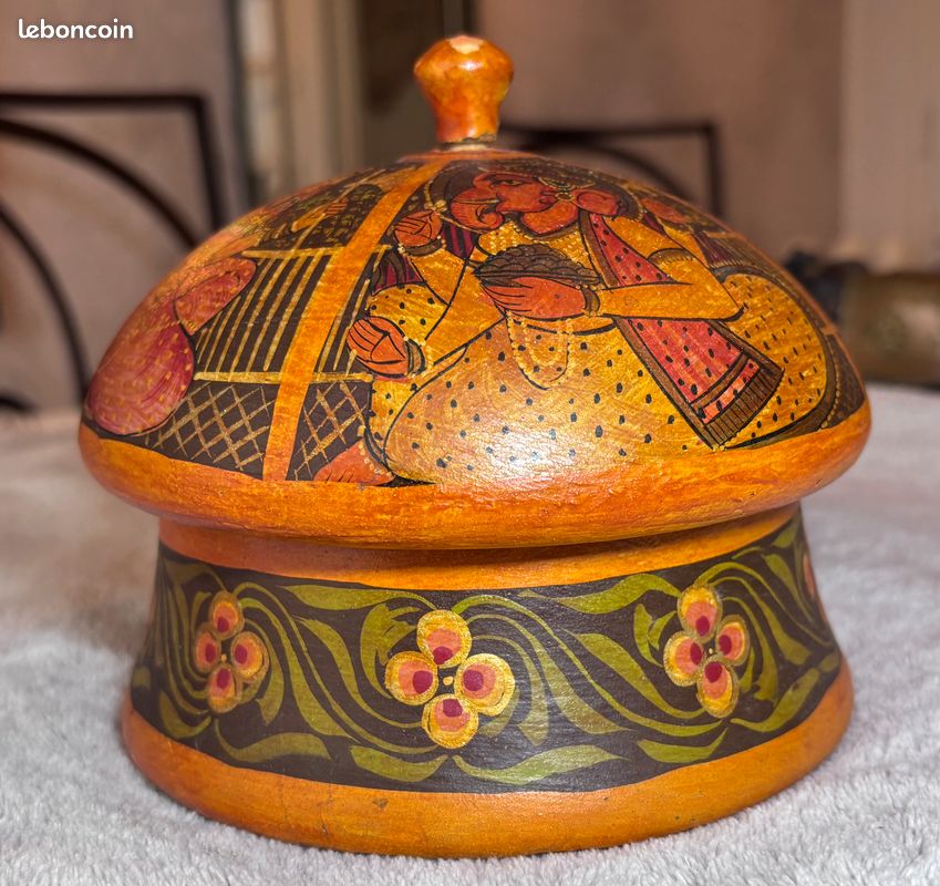 Boîte à dôme asiatique laquée et peinte à la main en corail à couper le