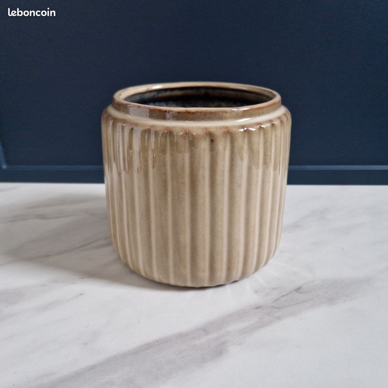 Cache pot en céramique (image 1)