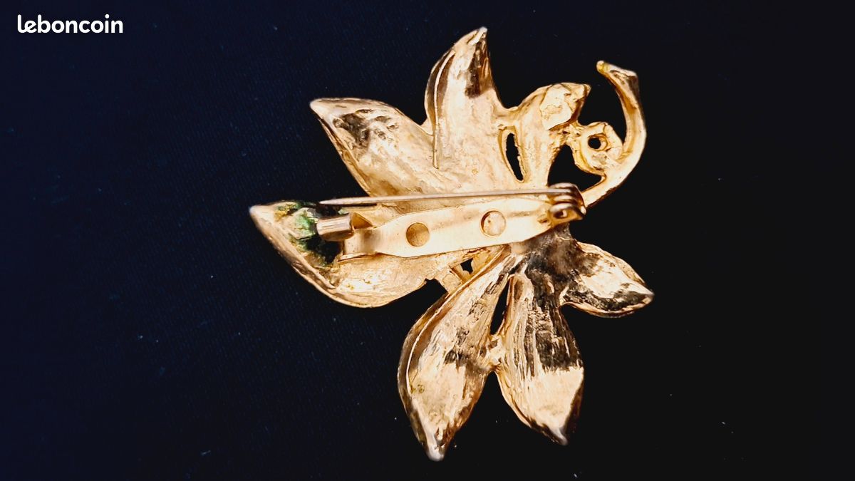 Broche Vintage En Métal Doré, Belle Pièce D'occasion – Style Rétro Et élégant