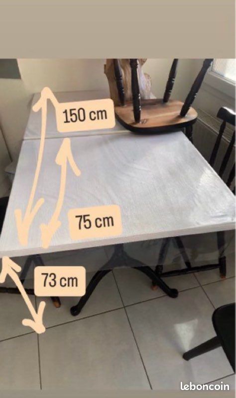 Table blanche, avec pied en fer forgé (image 1)