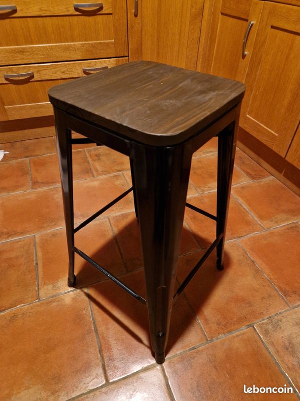Tabourets industriels. Métal et bois. Hauteur 67cm (image 1)