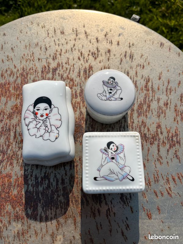 PAIRE DE PIERROT EN PORCELAINE NOIRE ET BLANCHE BOITE A BIJOUX B813